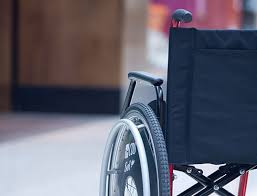 Deficiente física reclama de falta de acessibilidade em shopping do Acre